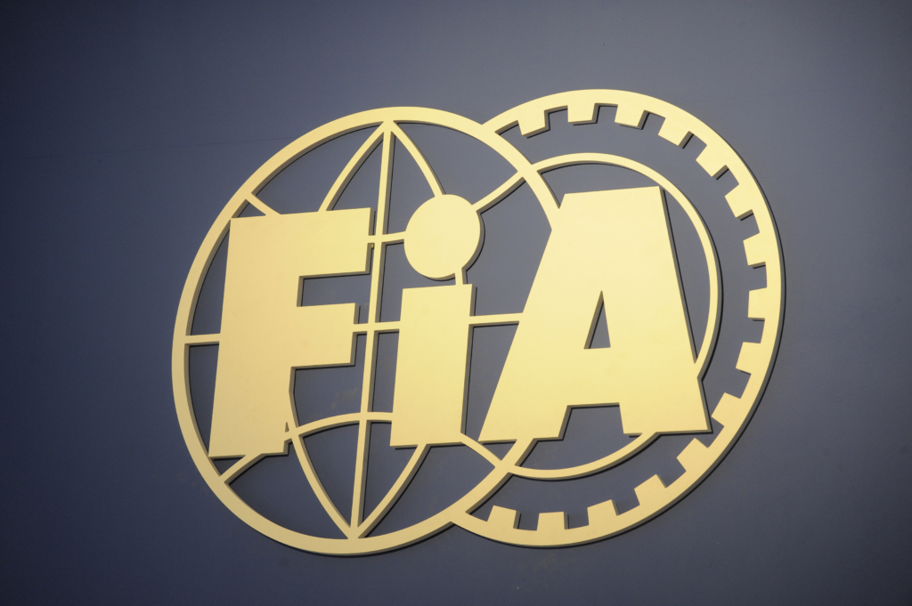 FIA изучит систему активной аэродинамики Mercedes